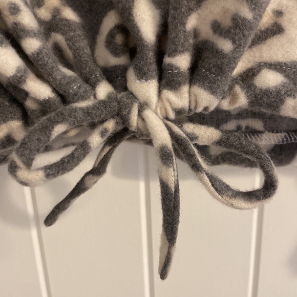 know.one.cares NWT Fleece Gray/Cream Leopard Sweatshirt Sz: Small - Picture 6 of 8